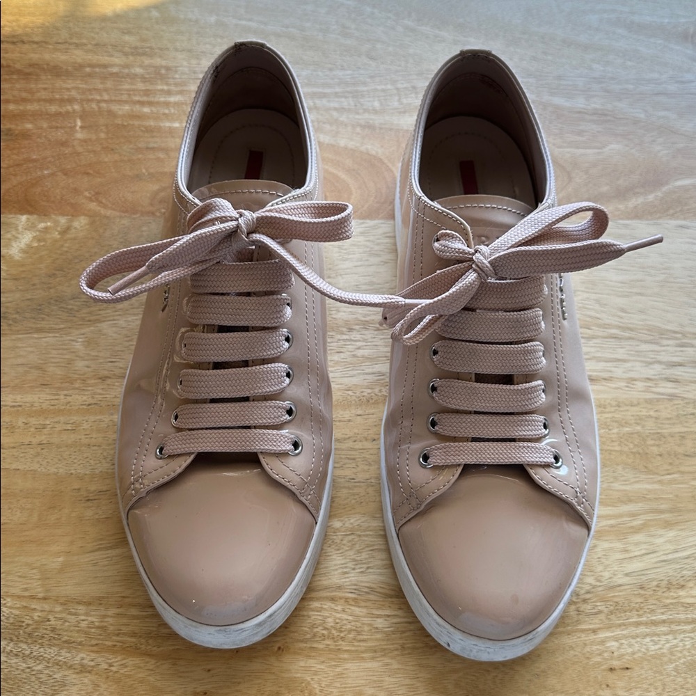 Prada ๐ฎ๐น Beige Patent Sneakers - Size 38 - Picture 4 of 12